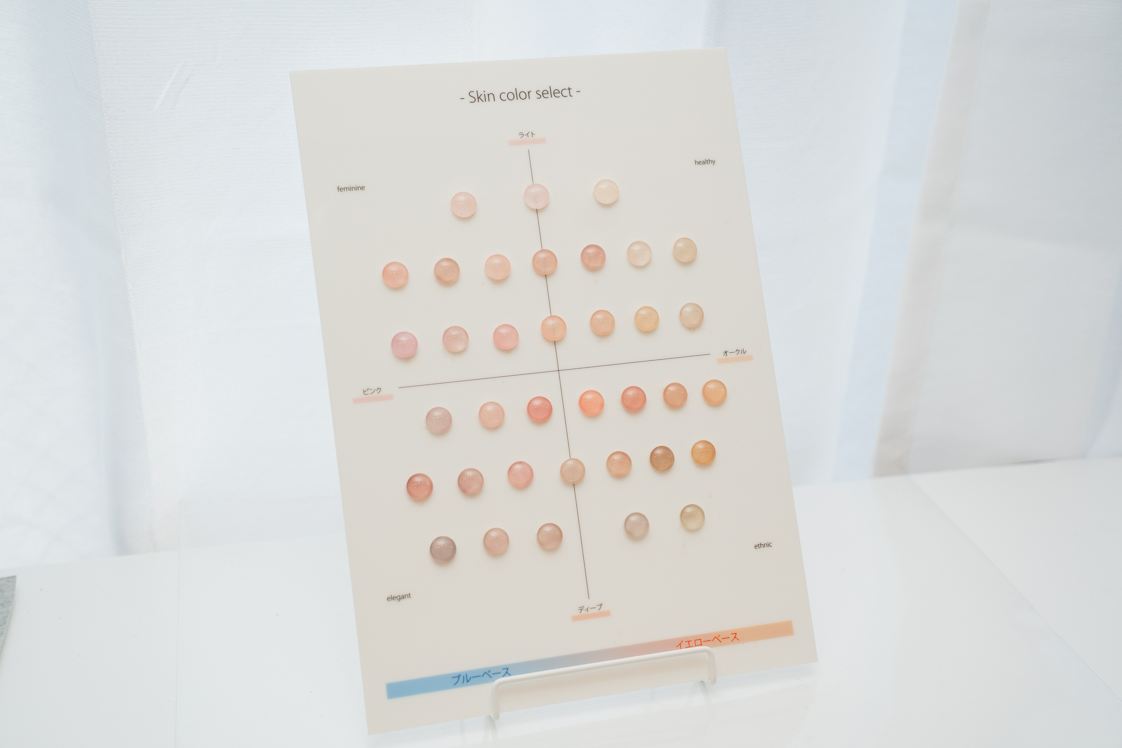 オフィスでも映える、上品なヌーディーネイル。
